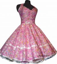 Zarte Schmetterlinge und Blumen im rosa 50er Kleid